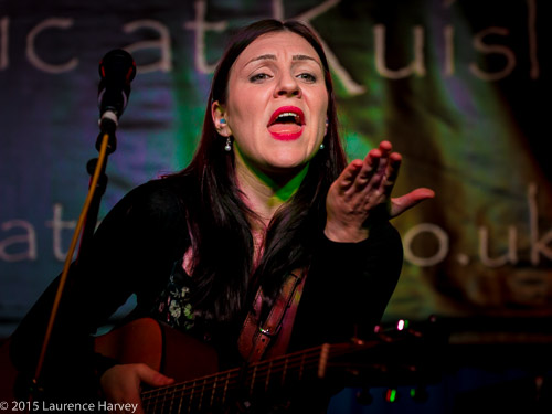 Dani Wilde on guitar & vocals