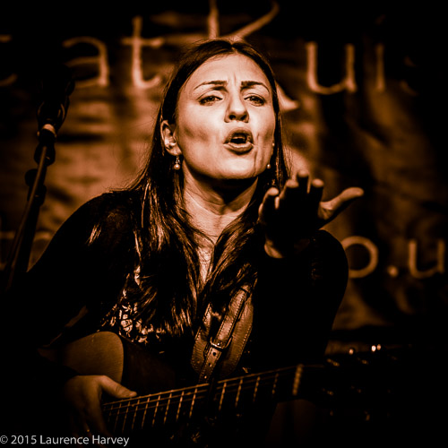 Dani Wilde on guitar & vocals