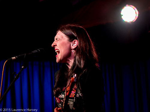 Dani Wilde on guitar & vocals