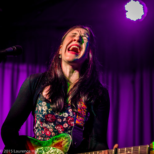 Dani Wilde on guitar & vocals