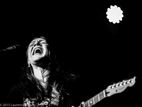 Dani Wilde on guitar & vocals
