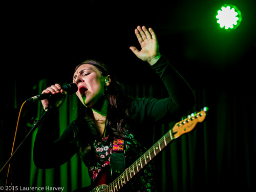 Dani Wilde on guitar & vocals