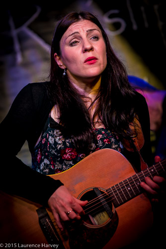 Dani Wilde on guitar & vocals
