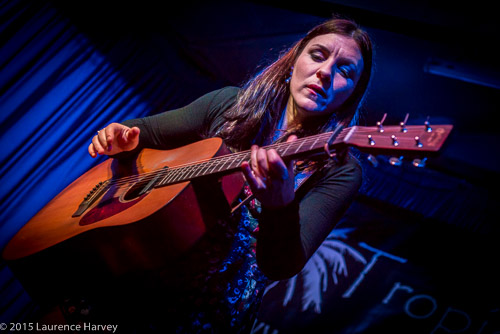 Dani Wilde on guitar & vocals