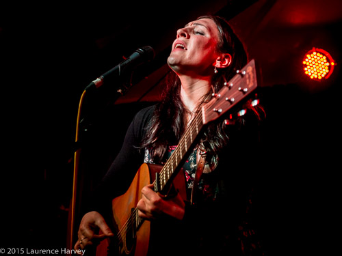 Dani Wilde on guitar & vocals