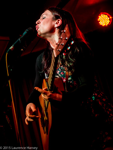Dani Wilde on guitar & vocals