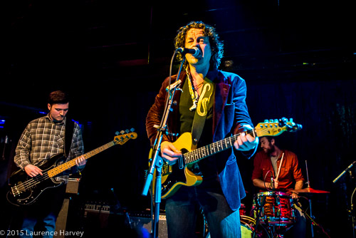 Ian Siegal & his band on stage with Danny Van’t Hoff on bass & Rafael Schwiddessen on drums