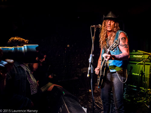 Jared James Nichols on vocals & guitar