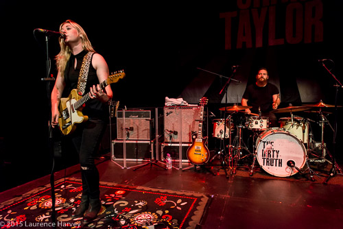 Joanne Shaw Taylor & her band on stage at Arlington Arts Centre