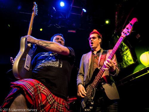 Alan Nimmo on guitar & vocals, Lindsay Coulson on bass