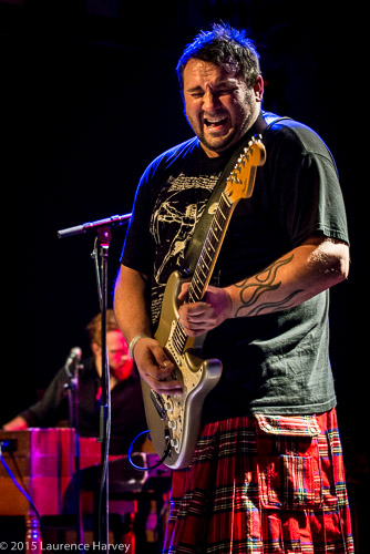 Alan Nimmo on guitar & vocals