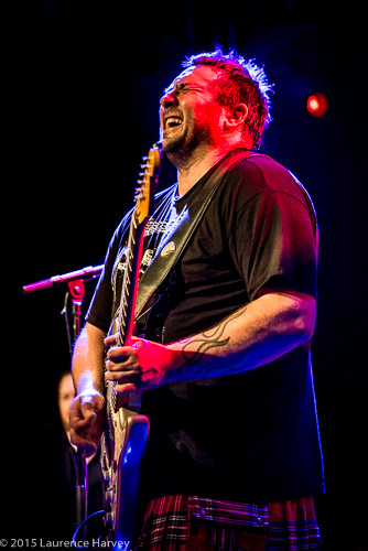 Alan Nimmo on guitar & vocals