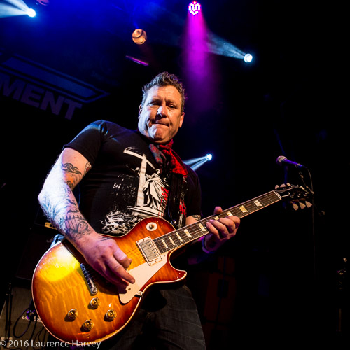 Laurie Mansworth on guitar