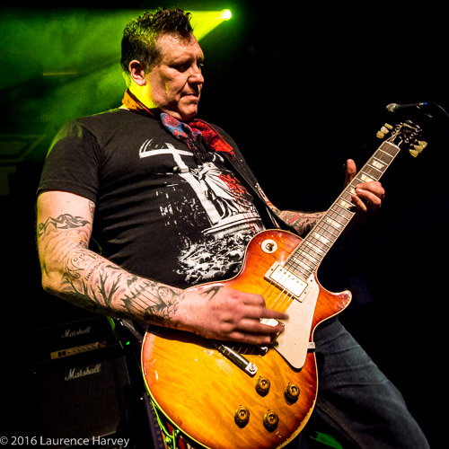 Laurie Mansworth on guitar