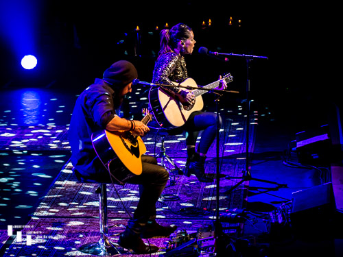 Beth Hart on vocals & acoustic guitar with Jon Nichols