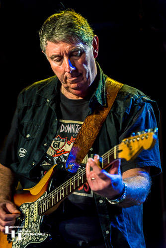 Keith Howe on lead guitar