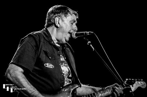 Keith Howe on vocals & guitar