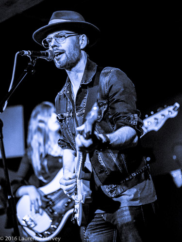 Dave Hanson on guitar & vocals