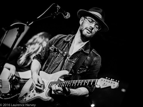 Dave Hanson on guitar & vocals