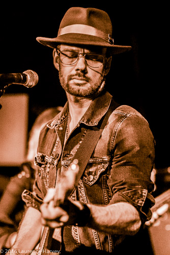 Dave Hanson on guitar & vocals