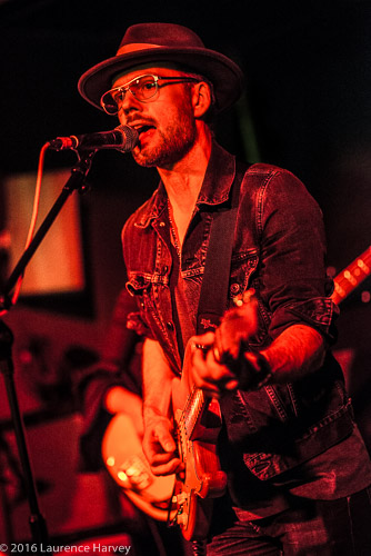 Dave Hanson on guitar & vocals