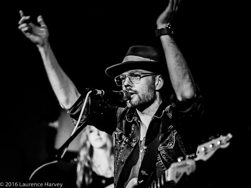 Dave Hanson on guitar & vocals
