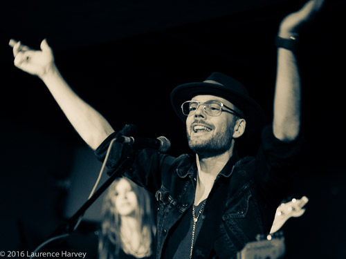 Dave Hanson on guitar & vocals