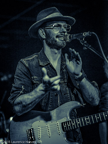 Dave Hanson on guitar & vocals