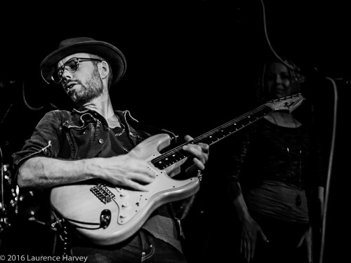 Dave Hanson on guitar & vocals