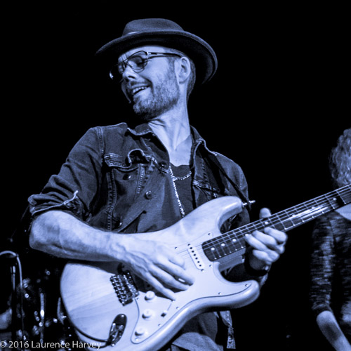 Dave Hanson on guitar & vocals