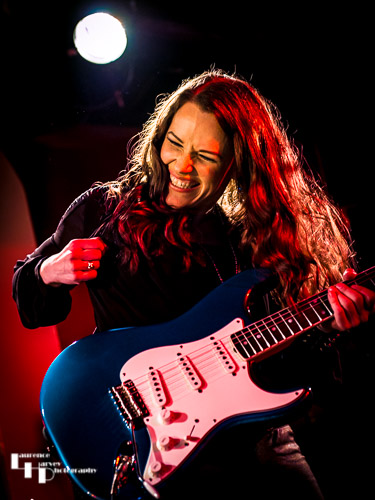 Erja Lyytinen on vocals & guitar