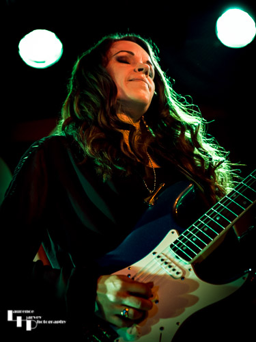 Erja Lyytinen on vocals & guitar