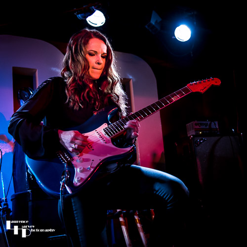 Erja Lyytinen on vocals & guitar