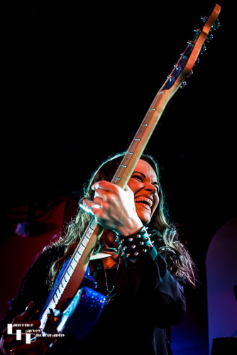 Erja Lyytinen on vocals & guitar