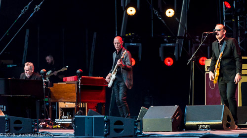Joe Bonamassa on guitar & vocals, Reese Wynans on keys & Michael Rhodes on bass