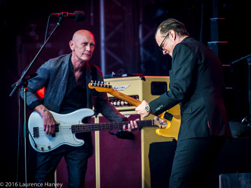 Joe Bonamassa on guitar & vocals & Michael Rhodes on bass