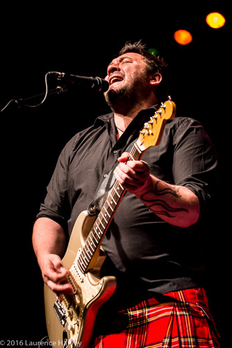 Alan Nimmo on guitar & vocals