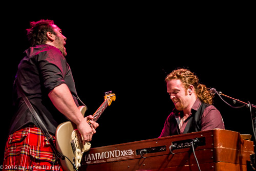Alan Nimmo on guitar & vocals, Bob Fridzema on keys