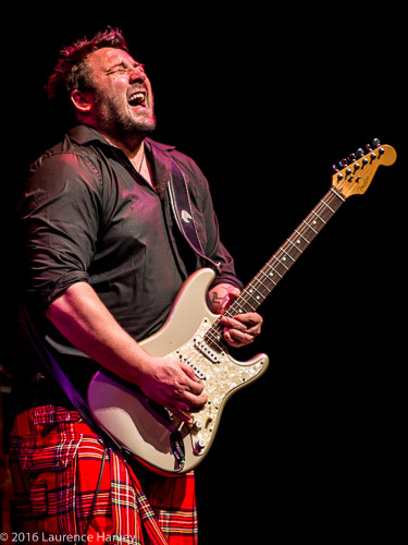 Alan Nimmo on guitar & vocals