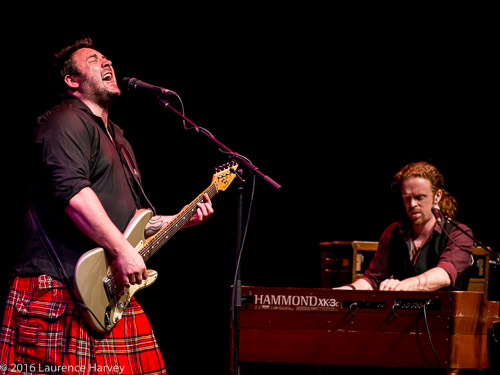 Alan Nimmo on guitar & vocals, Bob Fridzema on keys