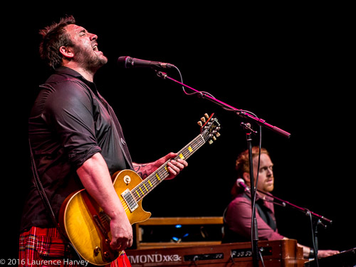 Alan Nimmo on guitar & vocals