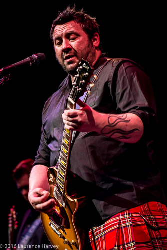 Alan Nimmo on guitar & vocals