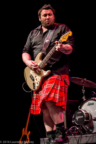 Alan Nimmo on guitar & vocals