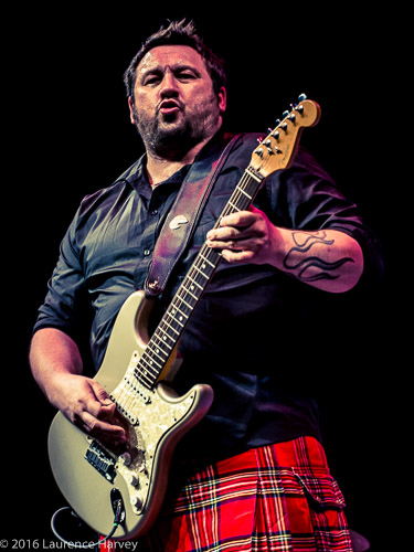 Alan Nimmo on guitar & vocals