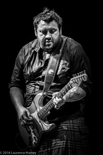 Alan Nimmo on guitar & vocals