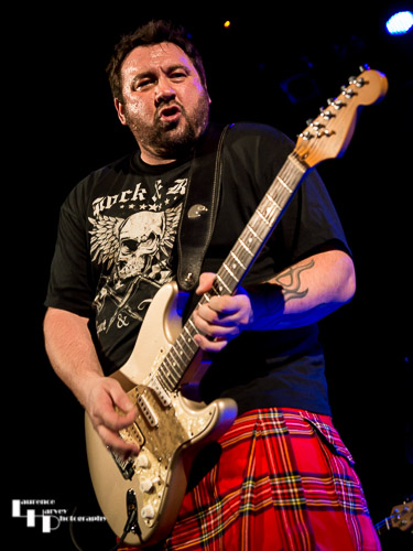 Alan Nimmo on guitar