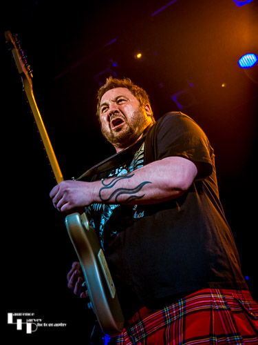 Alan Nimmo on guitar