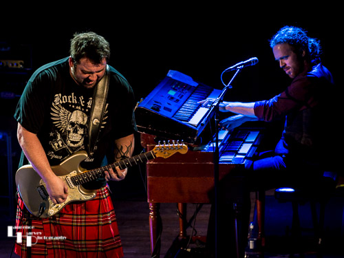 Alan Nimmo on guitar & vocals, Bob Fridzema on keys