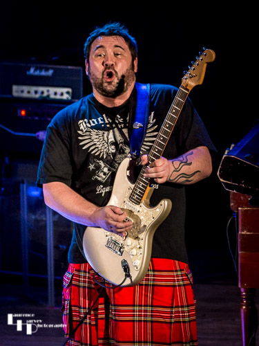 Alan Nimmo on guitar