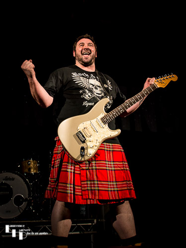 Alan Nimmo on guitar